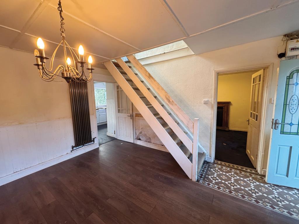 Lot: 122 - SEMI-DETACHED HOUSE FOR IMPROVEMENT - Hallway